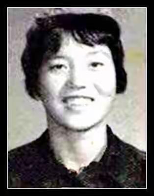 1968年，21岁的女知青廖晓东，执意嫁给一贫如洗的“光棍”。新婚夜，廖晓东温柔