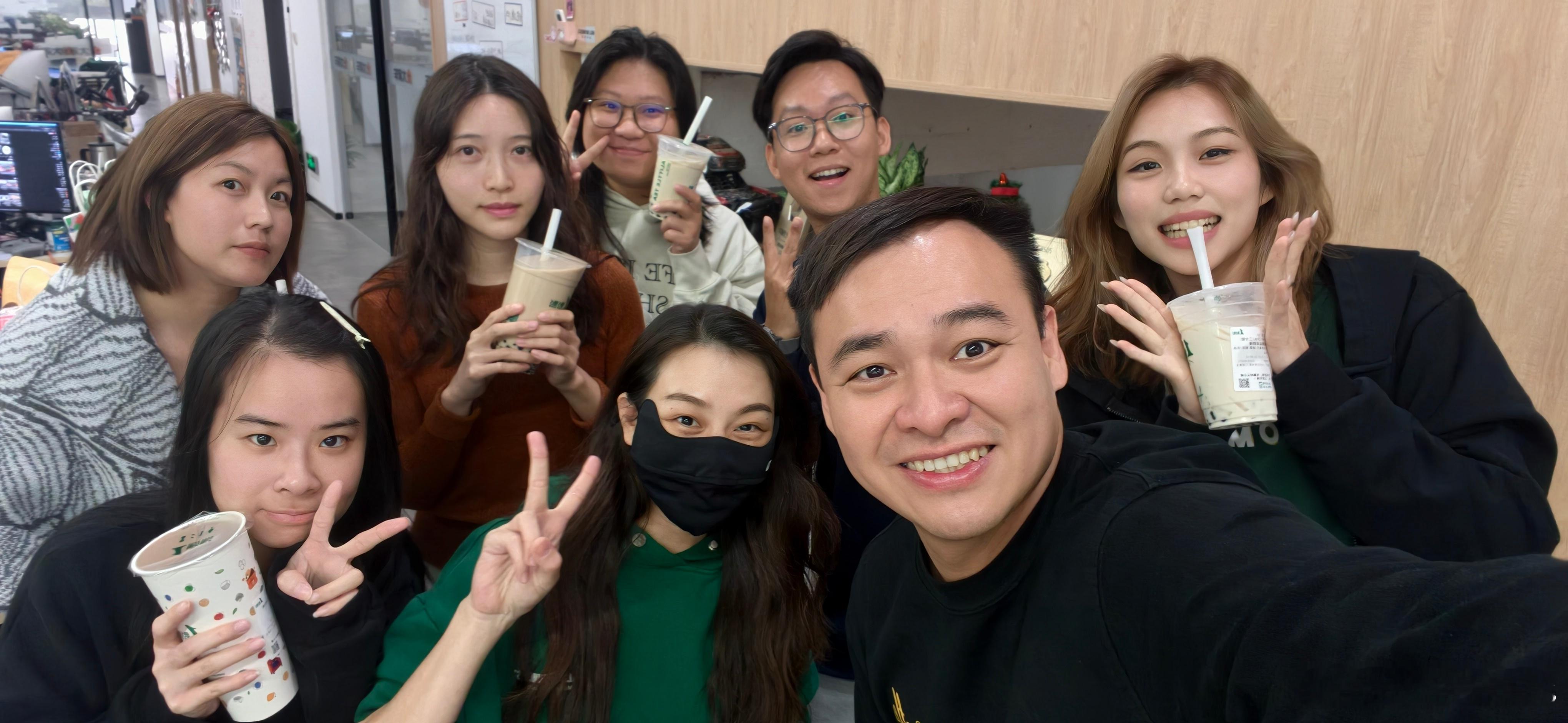 她们说情怀车展没合照，今天要补翻！Vivo拍人真好看！ 