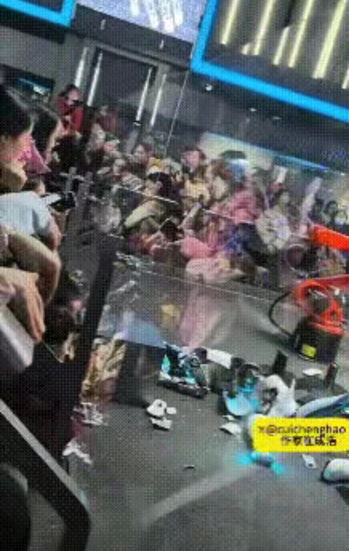 上海科技馆在演示机器人时，发生严重失误，机械臂在旋转时未能紧紧抓住人形机器人，导