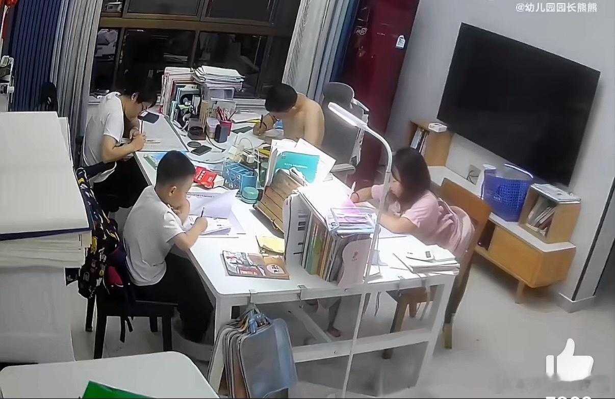 一家四口有限责任公司我真的想把客厅弄成这样，每人配一台电脑，回家各玩各的😏 