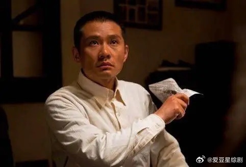 《父母爱情》里，老丁想娶葛老师，组织不批准，和吴医助处对象，脸上被挠出两道血痕。