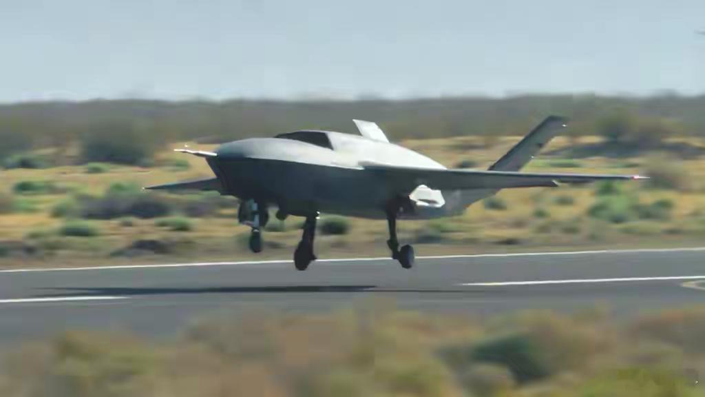 美军想抄近道反栽跟头，YFQ-42A试飞坠机！近日，美军新一代YFQ-42A试飞