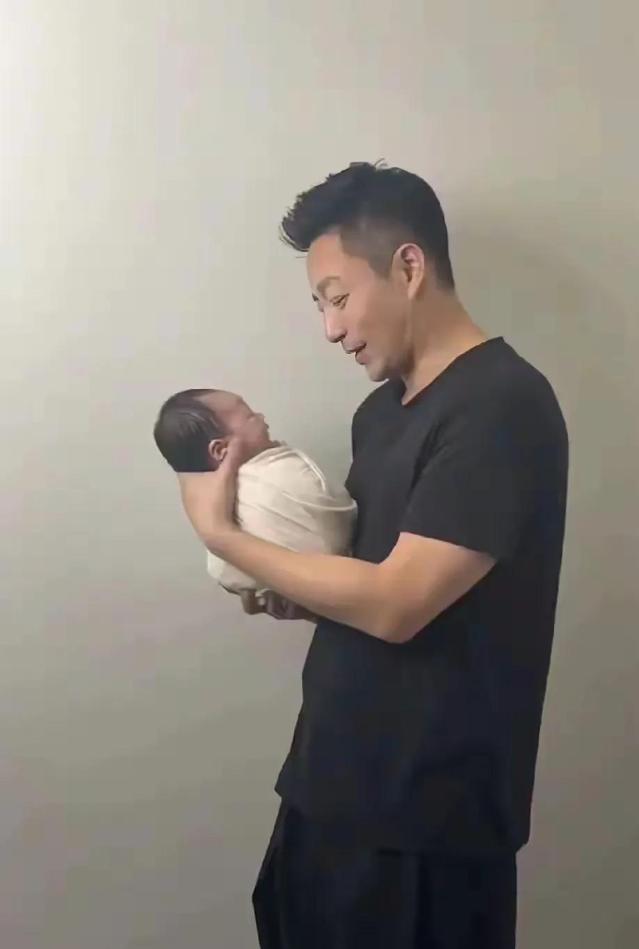 汪小菲表示未来有三大安排，曝与汪宝亲密合影，引网友替张兰叫屈。

一晃的时间，马