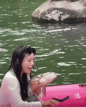 景区可以多放些大鱼，让游客撞大运，抓到的都带走，也可以找景区的饭店免费加工，如果