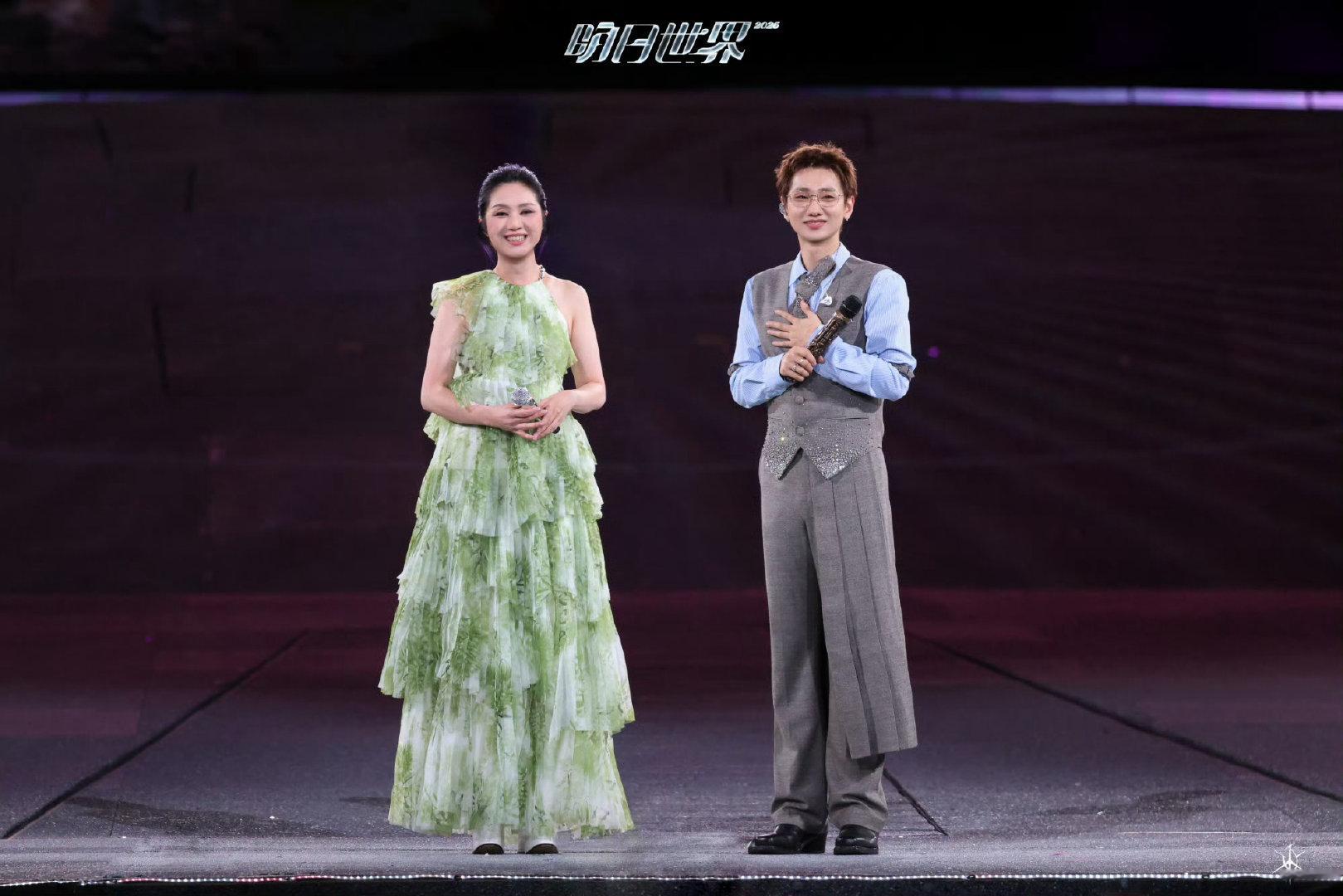 汪苏泷回复杨千嬅 汪苏泷回复了杨千嬅杨千嬅发文感慨启德体育场的合作舞台，大方夸赞