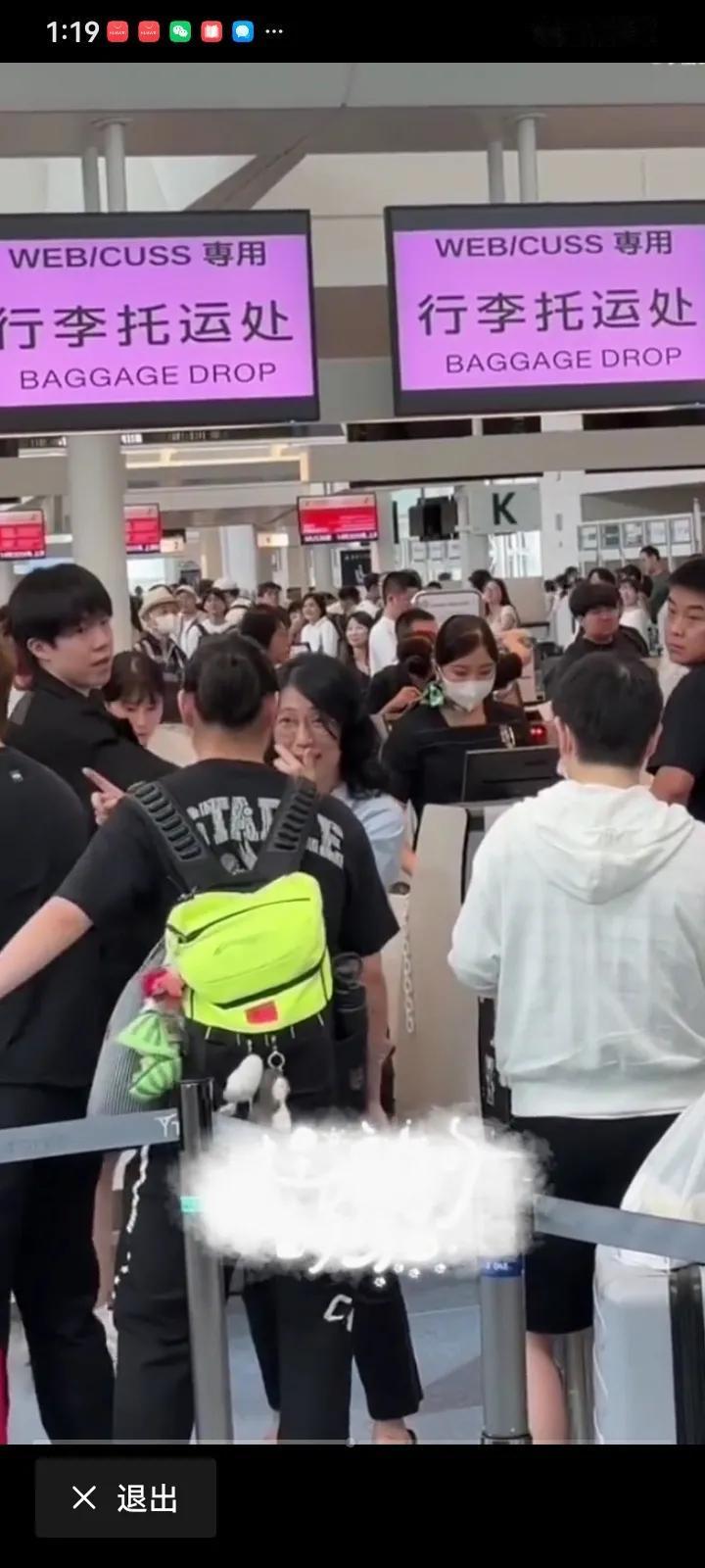 8月12日国乒团队回家，王皓指导露出可爱的笑容，一笑年轻10岁，真是笑一笑10年