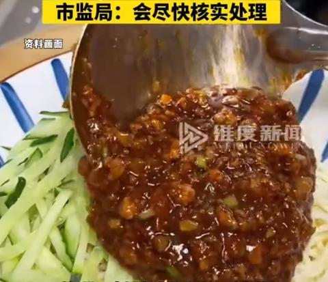 “太过分了！”近日，江西南昌，一女子到一家面馆吃面时，由于自己穿着浅色羽绒服，便