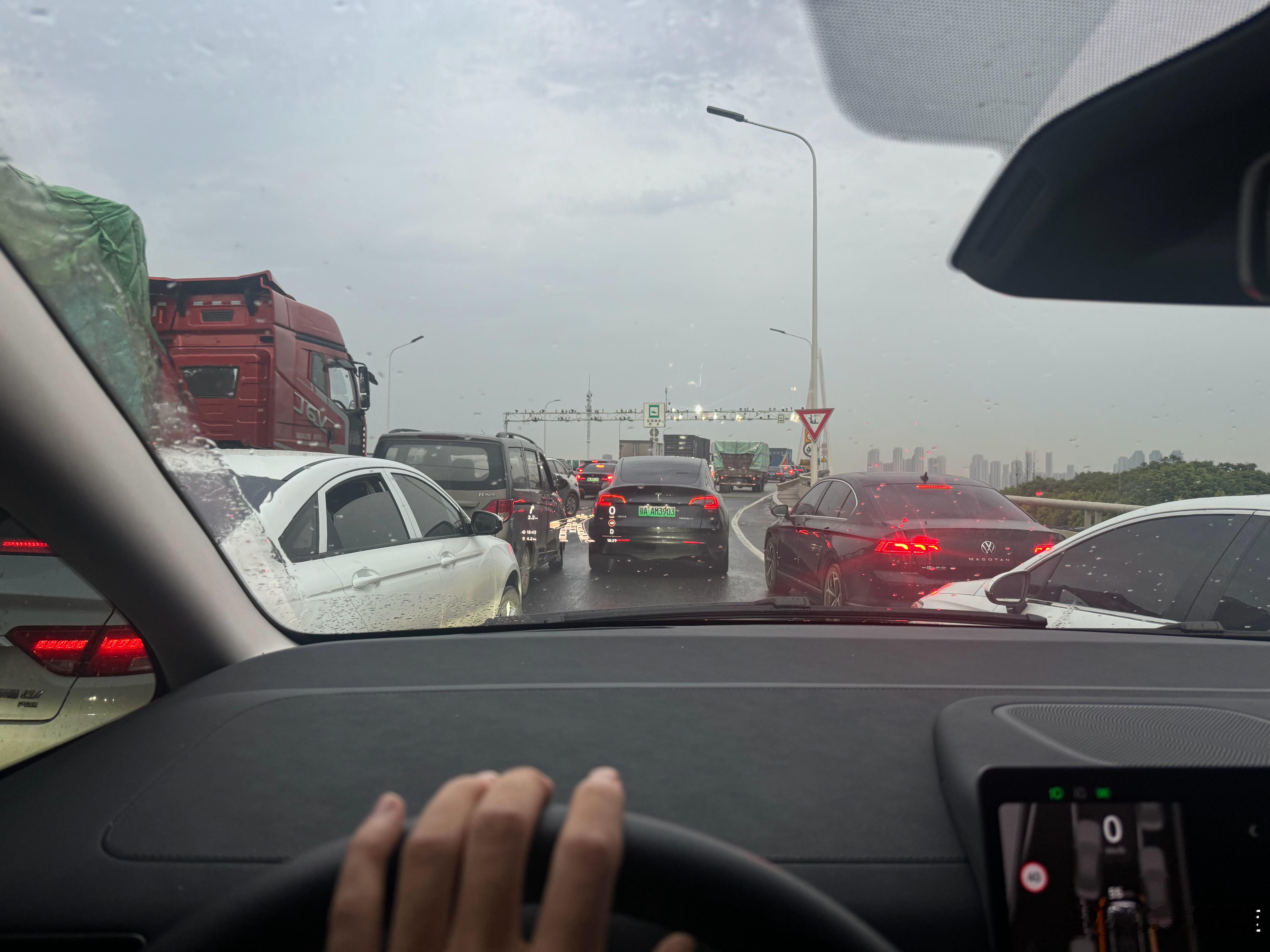 原本一个车道硬生生挤出三车道两面夹击 碰撞预警一直响