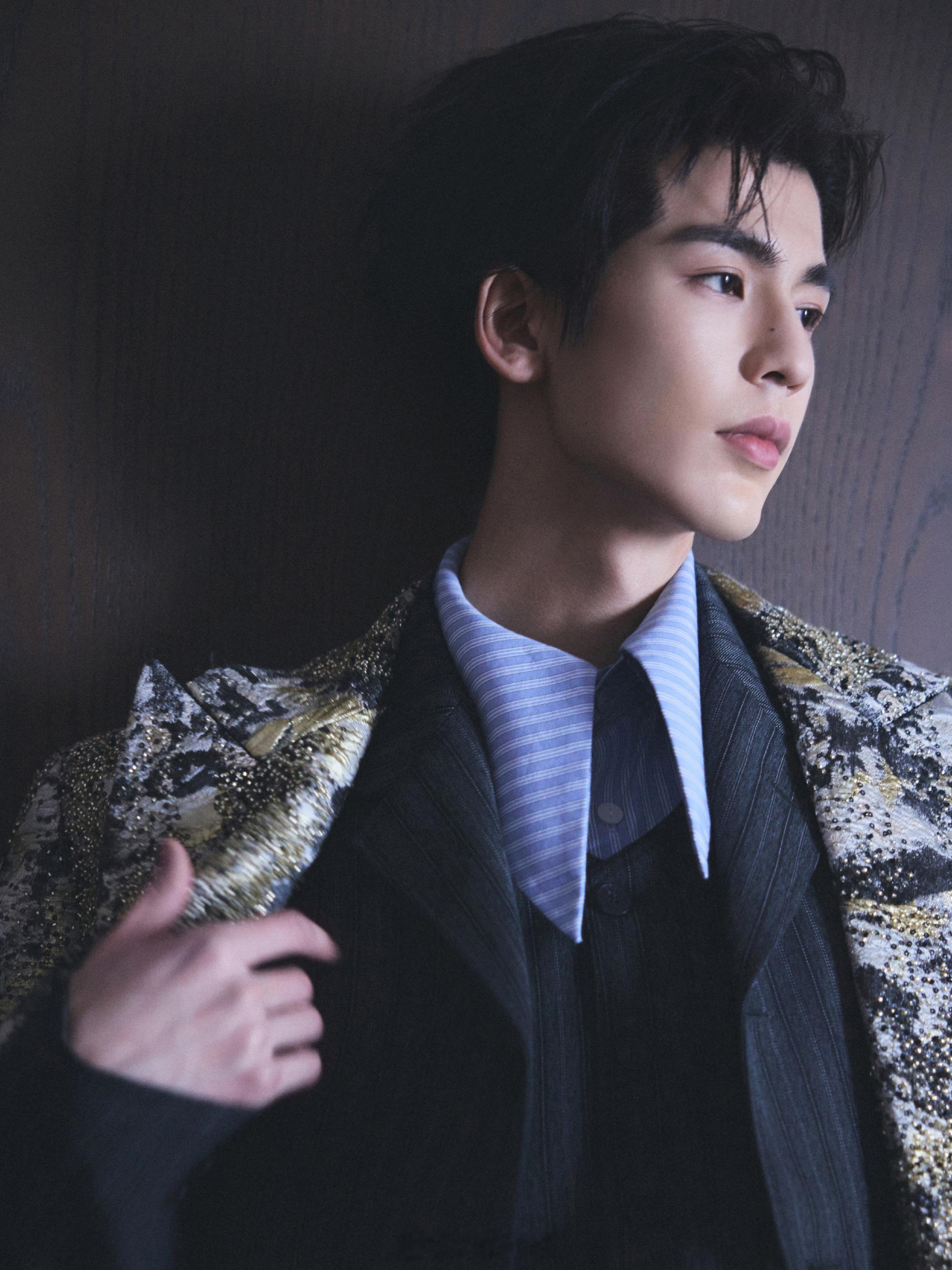 张凌赫星光大赏红毯第二套造型，这套更是daddy级别的，此男就这样帅得拿捏所有人