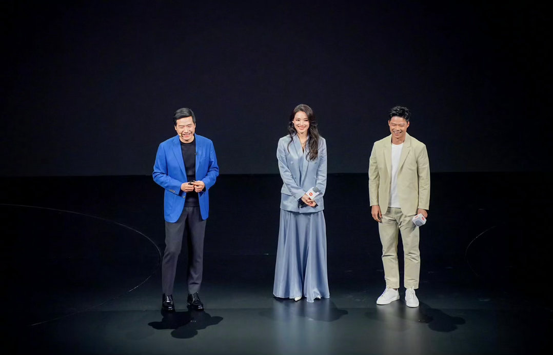 苏炳添现身小米发布会！盛赞新SU7为中国科技骄傲，称技术追求与运动员精神高度契合