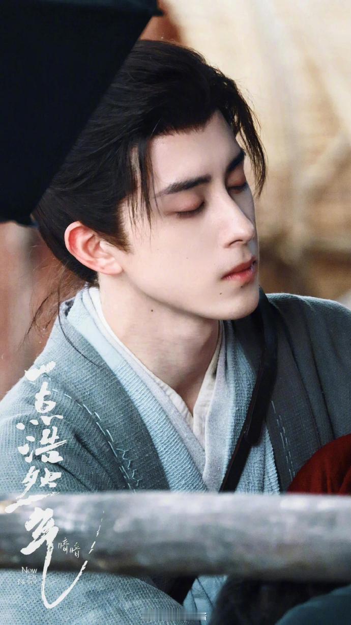 中二果真是敖瑞鹏的舒适区敖瑞鹏演着演着本体出来了中二果然是敖瑞鹏的舒适区！从雷无