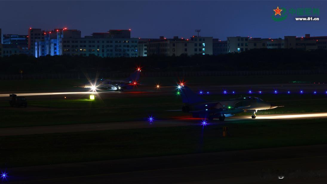东部战区空军夜间训练：模拟驱离“可疑目标”，夜间加油对接成功率提升
7月8日，东