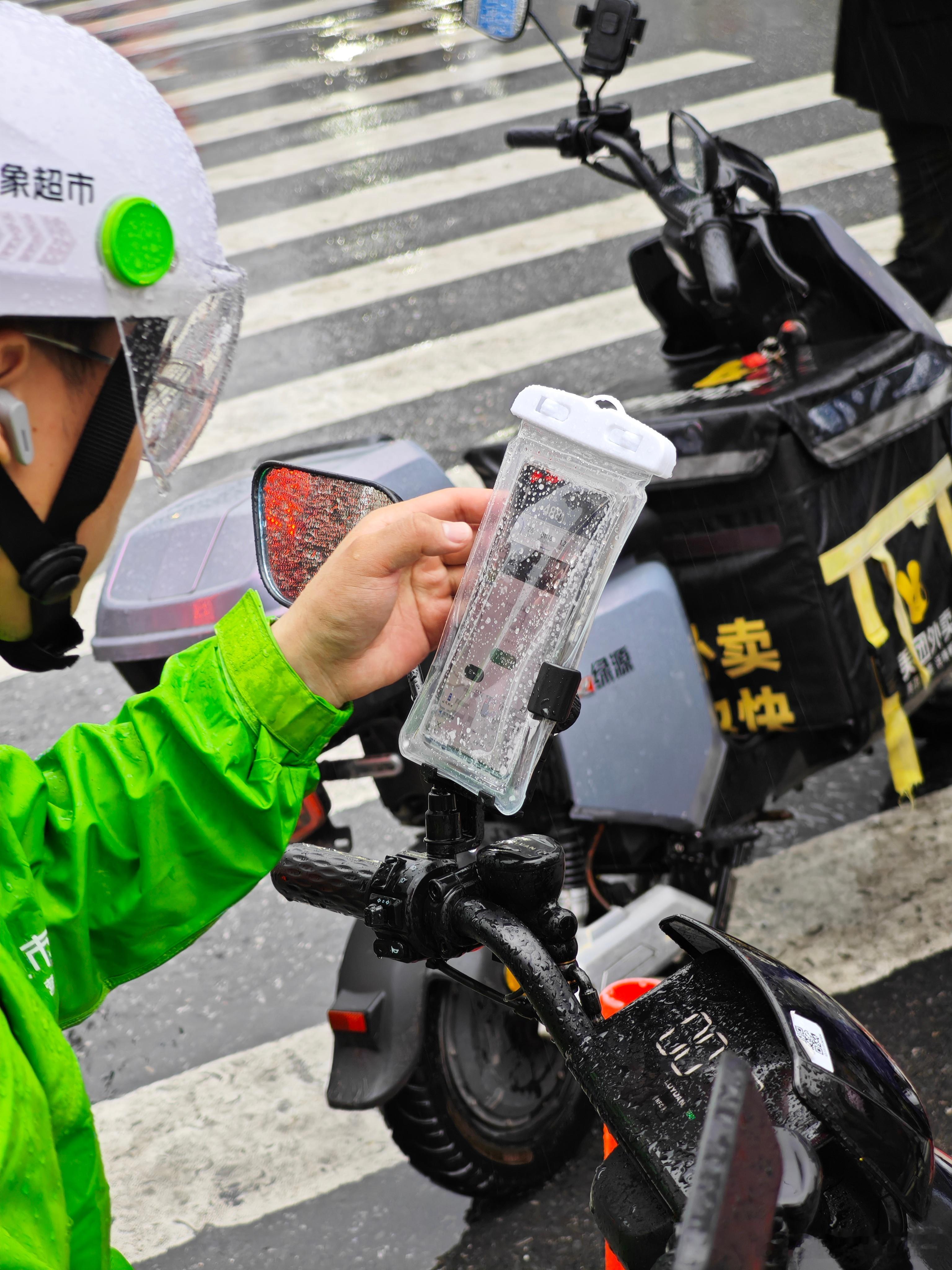 外卖小哥下雨天是真的很辛苦。 ​​​