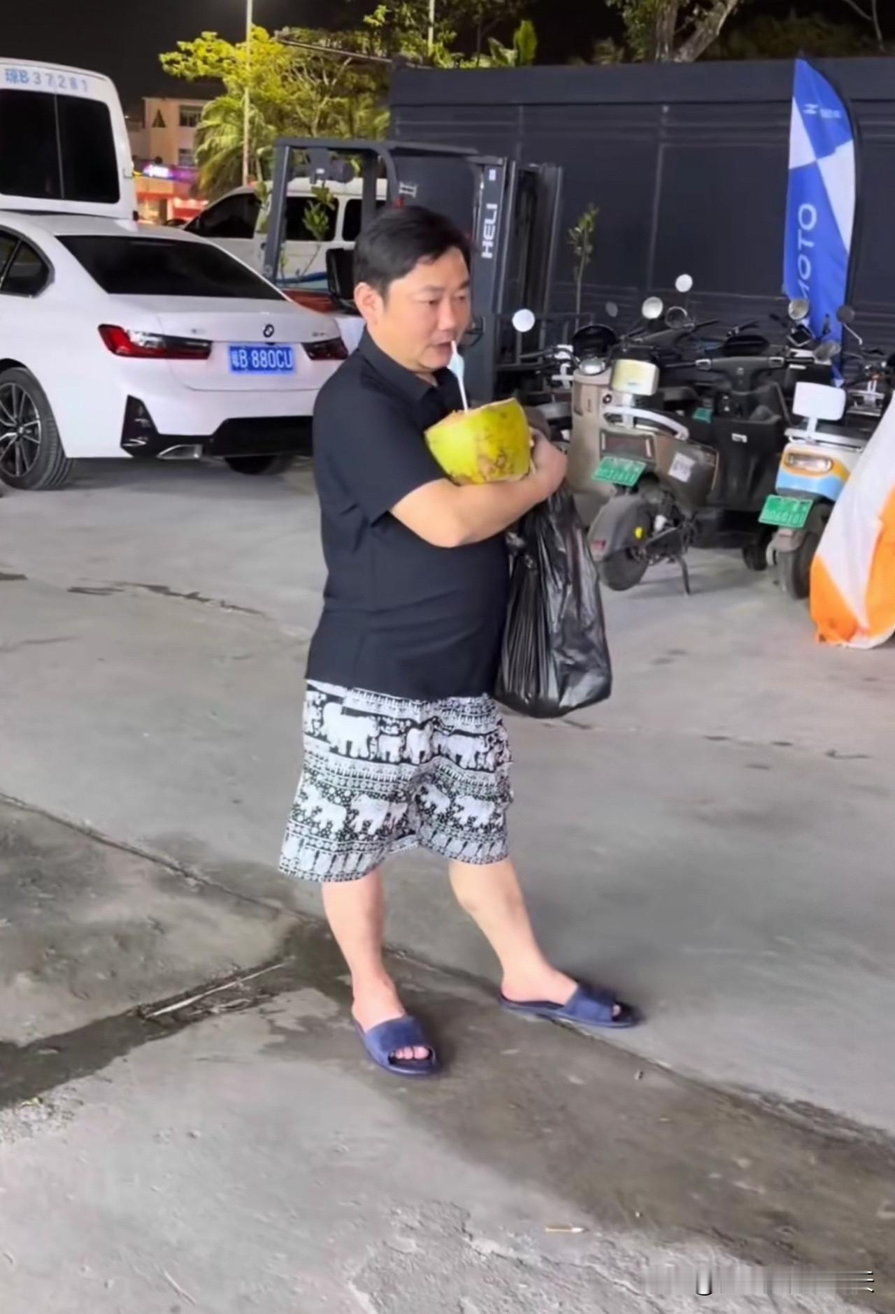 张雪吃东西名场面，主打一个吊儿郎当休闲无所谓[奸笑]
张雪语录 张雪表演 张雪夺