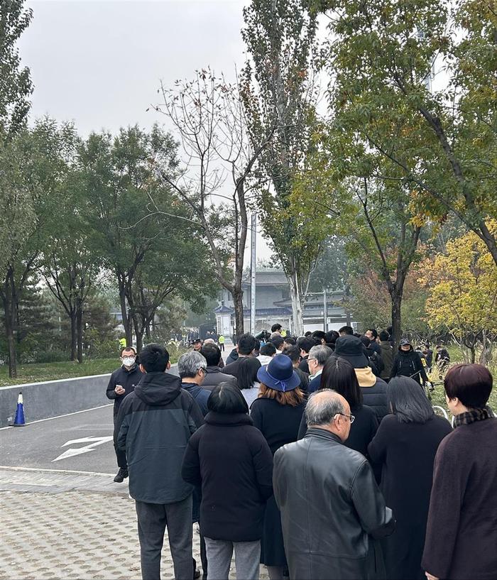 10月24日清晨，北京八宝山革命公墓笼罩在肃穆的氛围中。初秋的阳光穿过梧桐枝叶，