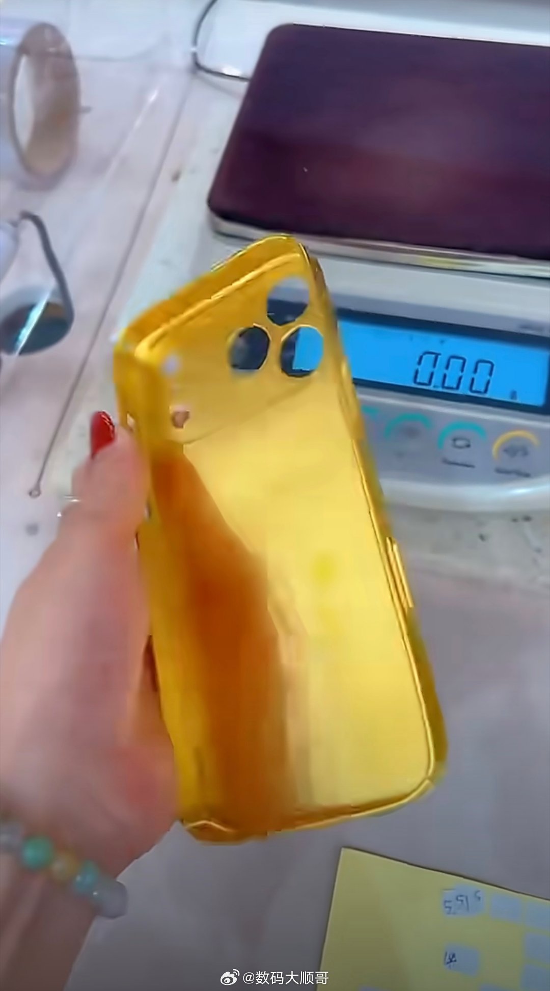 黄金做的手机壳也太壕了吧，妥妥手机壳比手机还贵，这价格都能直接买好几台手机了，真