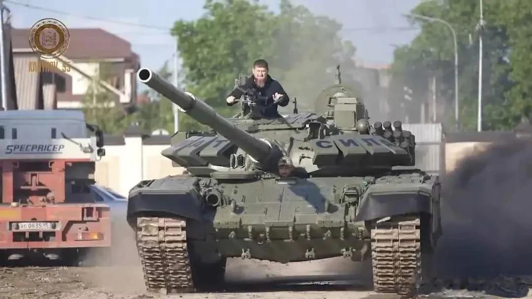 卡德罗夫承诺将乘坐现代化的 T-72 坦克进入基辅。
美国M1“艾布拉姆斯”，他
