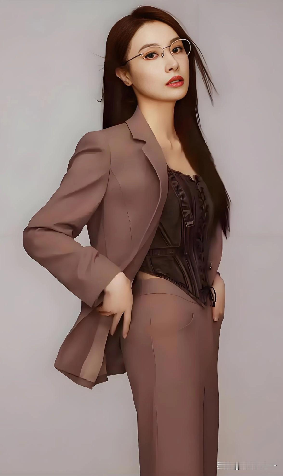 大家有没有觉得，

只要是演员隆妮演的剧，

但凡她想演出圈就必须得有一个前提条