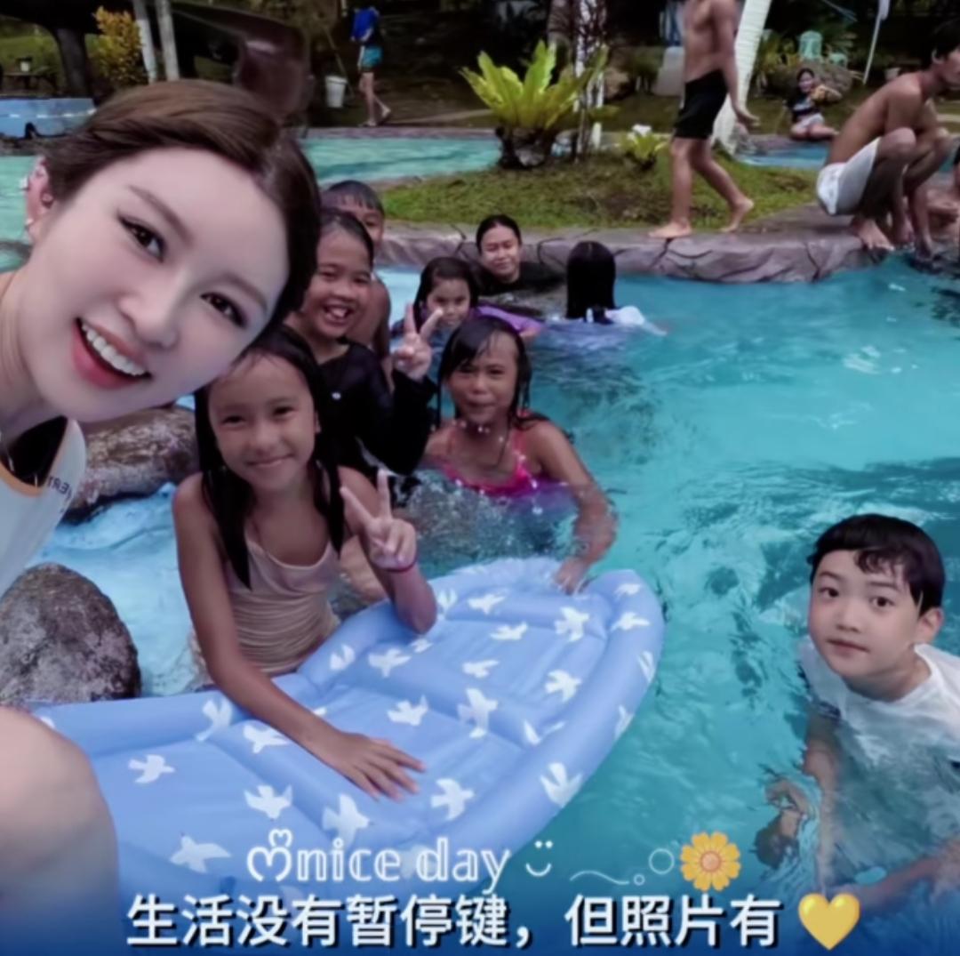 盈公主带儿女们与菲律宾小孩玩在一起，看起来画面和谐而美好。俗话说：“读万卷书，不