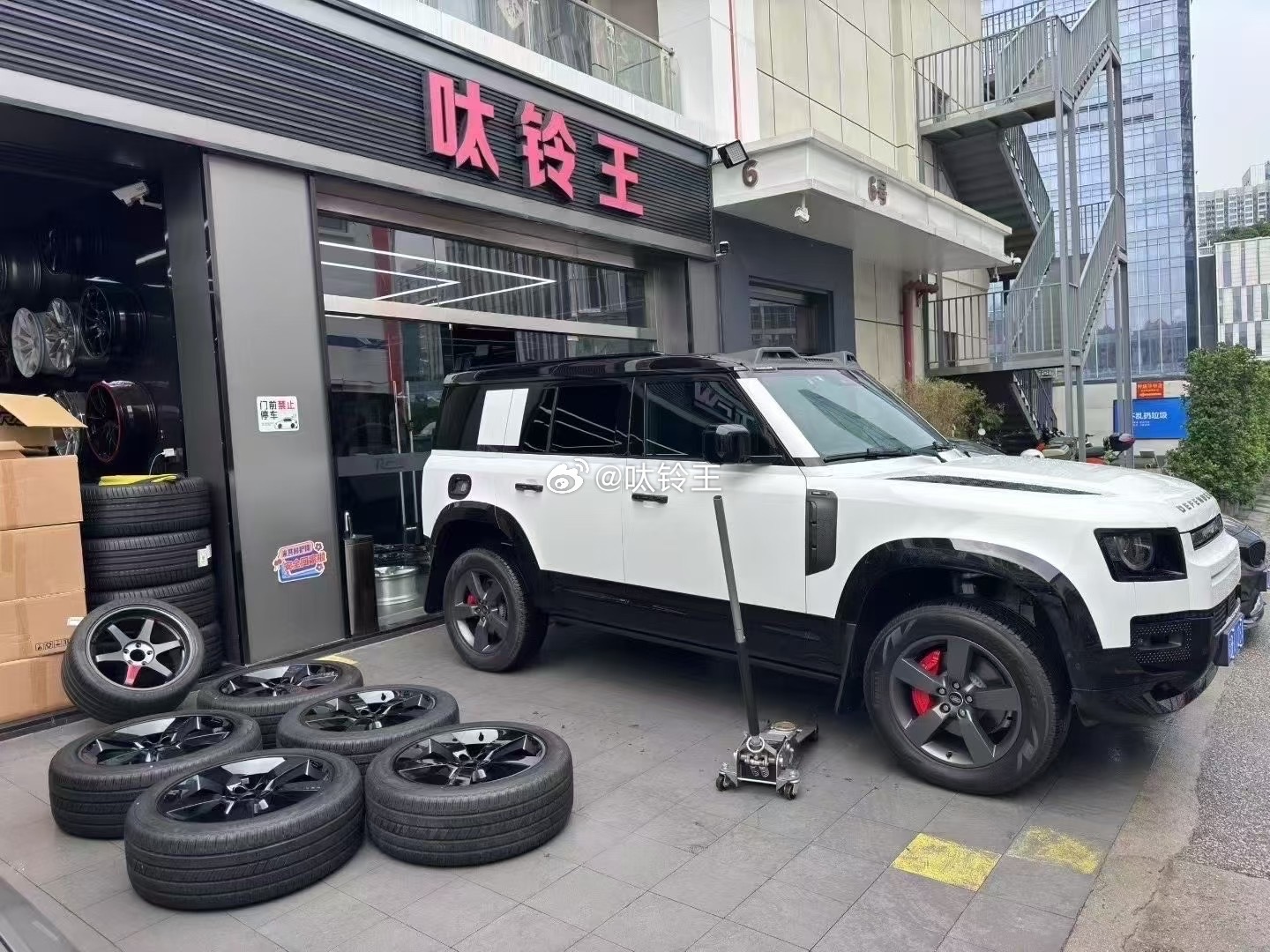 路虎卫士，继续 换新鞋 ​​​