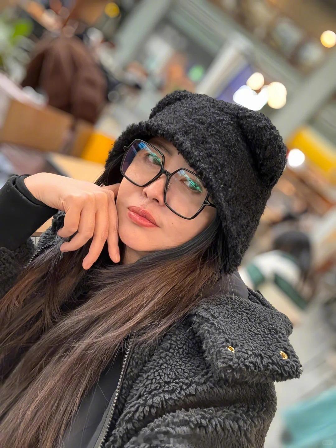 58岁王祖贤晒近照，祝大家新年快乐。状态如何？ 