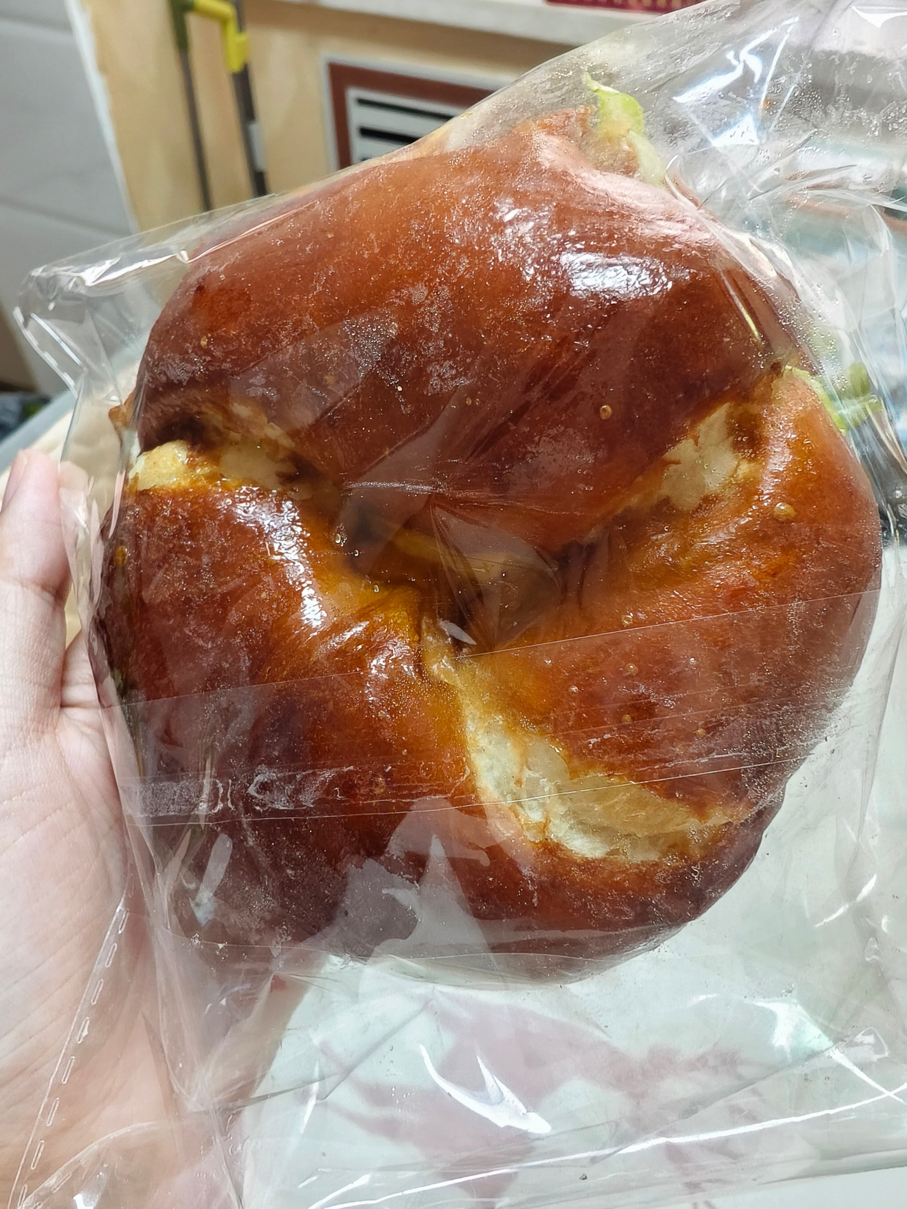 去买贝果🥯结果没出锅，就想着买个蓝莓乳酪包吧，结果排队的时候🥯出锅了，为了它