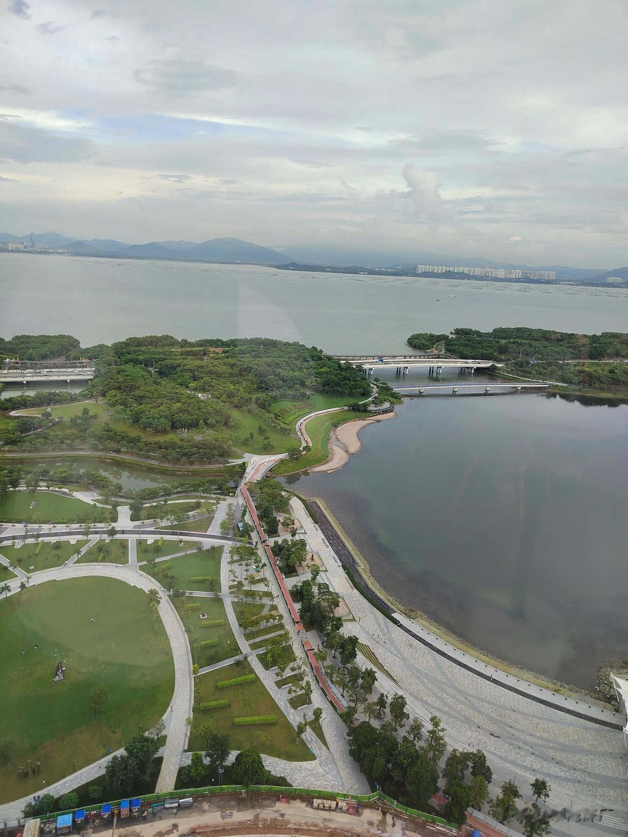 从中国华润大厦俯瞰深圳湾人才公园，真是壮观！

可以看到人才桥、深圳湾、福田CB