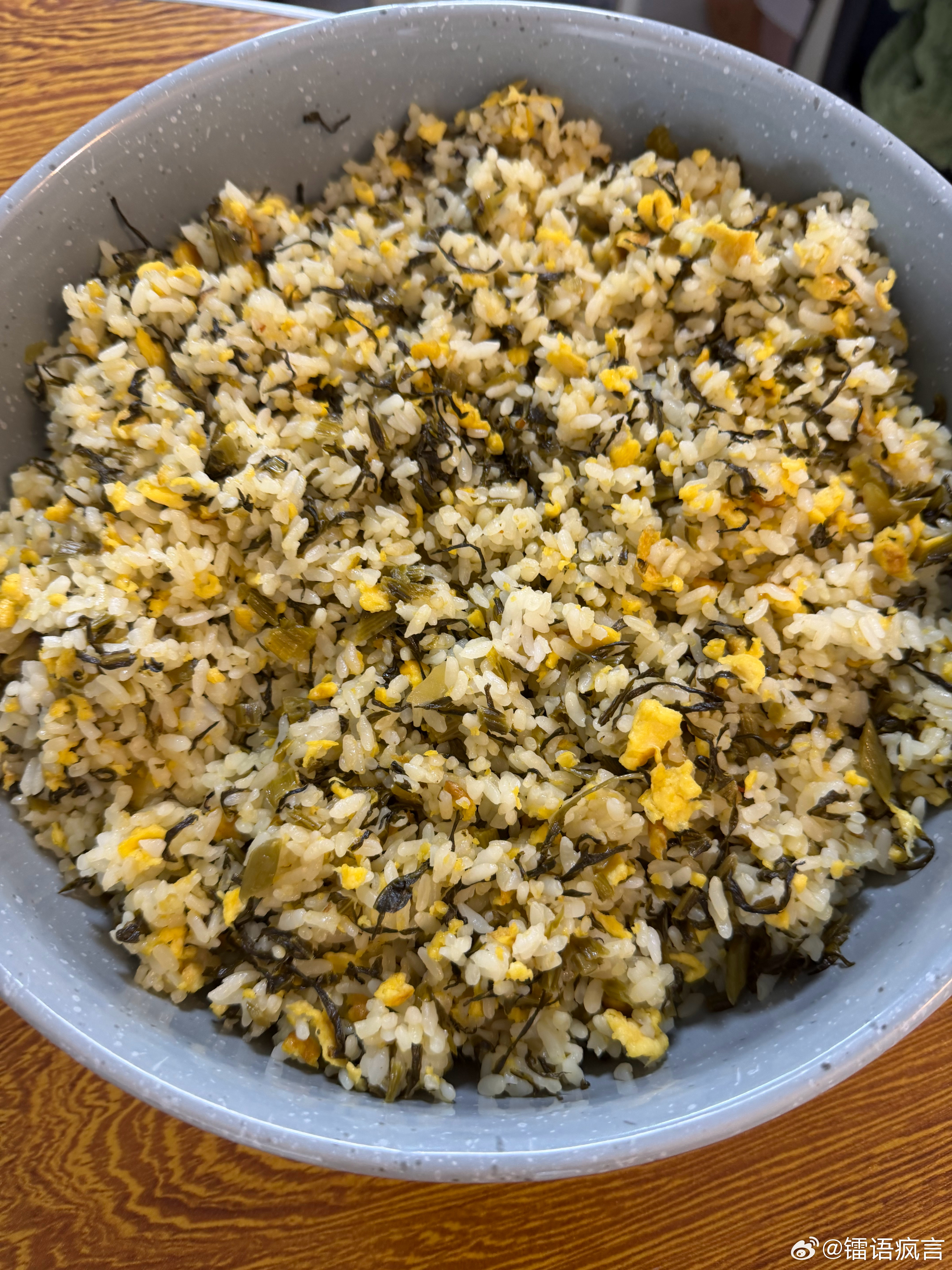 烧了青椒肉丝面，把剩饭放鸡蛋和咸菜一炒，配上榨菜，完美解决一顿。 