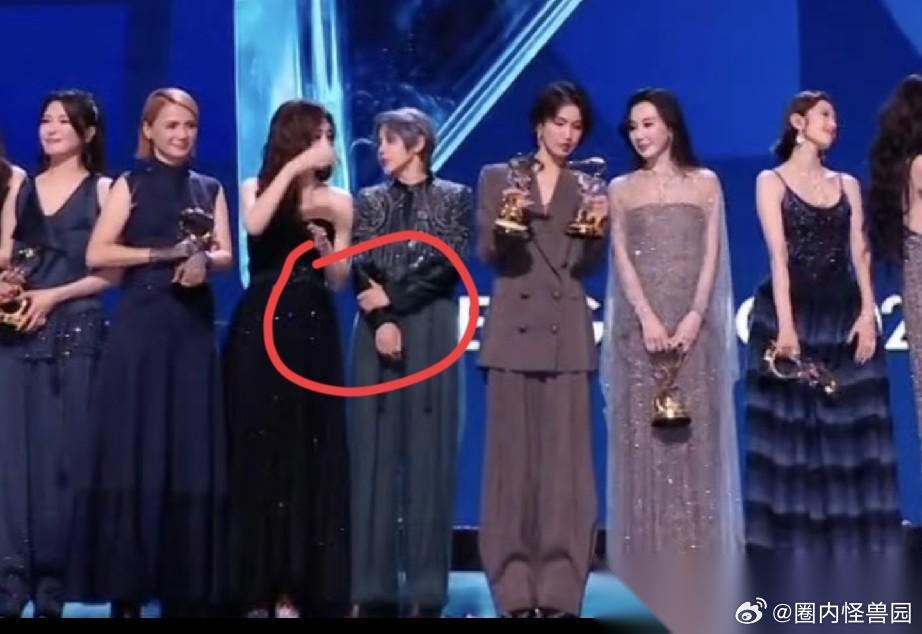 王濛不演了， 爱咋地咋地！ 反正不配合了，奖杯不要，话不说，采访不接，直接走人。