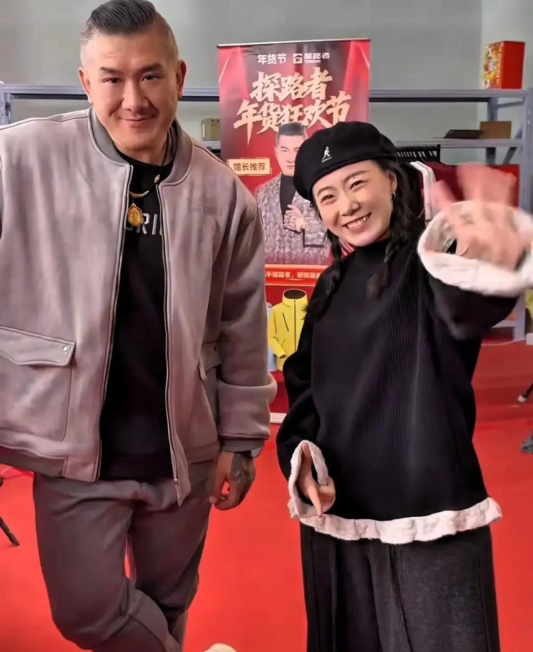 雪崩。
只用7天，馆长直播间从人声鼎沸到后台只剩蚊子嗡嗡叫。
他们没搞懂，那根看