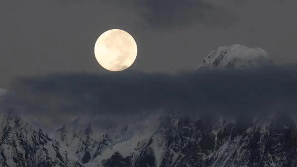 11月5日21时，本年度最大超级月亮将出现在夜空中。这一壮观的天象发生时，月球距