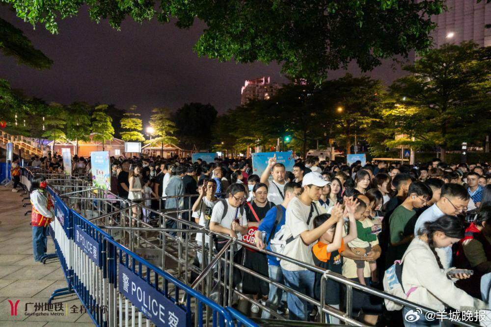 【#地铁广州塔站将视情况飞站#】国庆中秋双节假期第二天，话题#人人人人广州塔人人