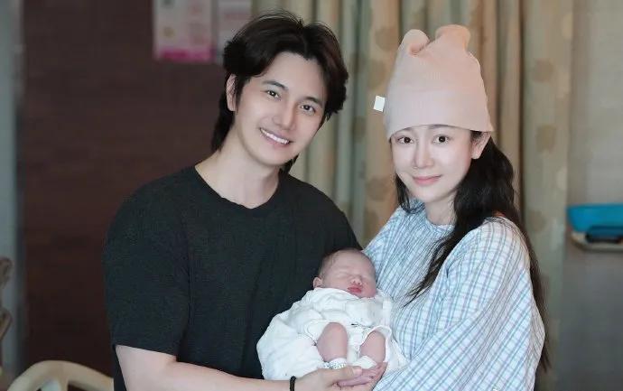张檬小五晒儿子正面照， 这是一家三口幸福的模样，让人羡慕啊！

这孩子，长相好标