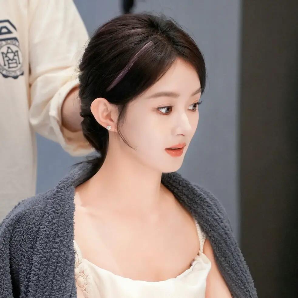 纯好奇，赵丽颖有没有可能悄悄进组补货去了？毕竟家里快没余粮了，就剩一部《造城者》