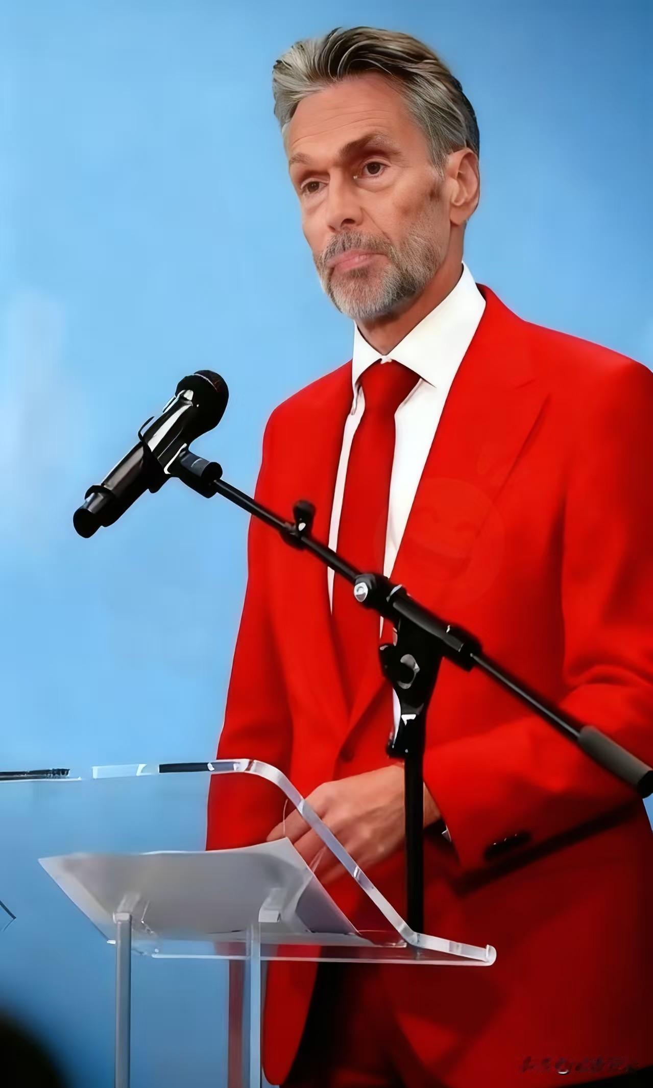 摊牌了，不装了。

ASML彻底封了光刻机出口的路。

之前还有人幻想通过稀土谈