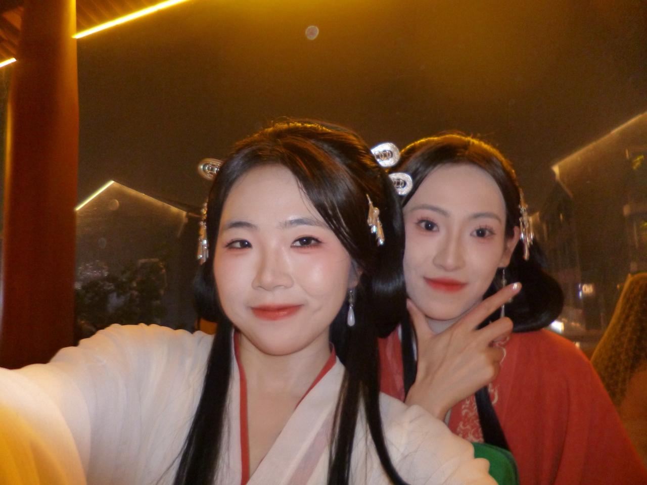 古镇的雨夜，小姐姐开心的拍摄＇忙碌着记录自己的情绪。唐制汉服闺蜜照 古风闺蜜花絮