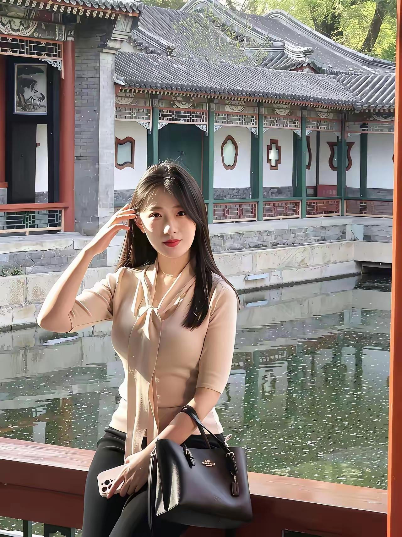 边旅游边拍照，边散步边开心。