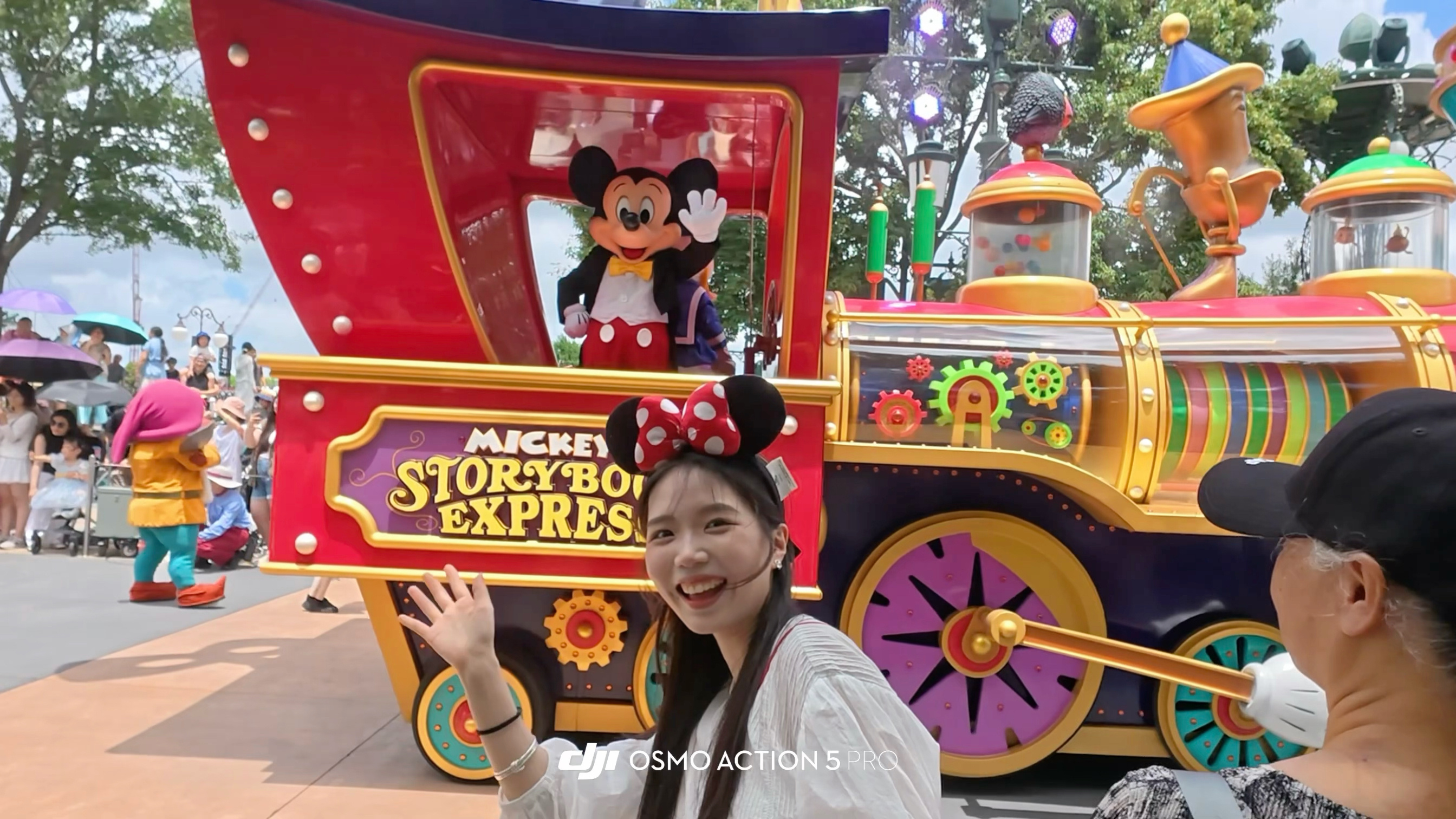 在𝐃𝐢𝐬𝐧𝐞𝐲哈哈嘿嘿哇哦哇哦的一天🫧卷卷的朋友圈[超话]旅游[超