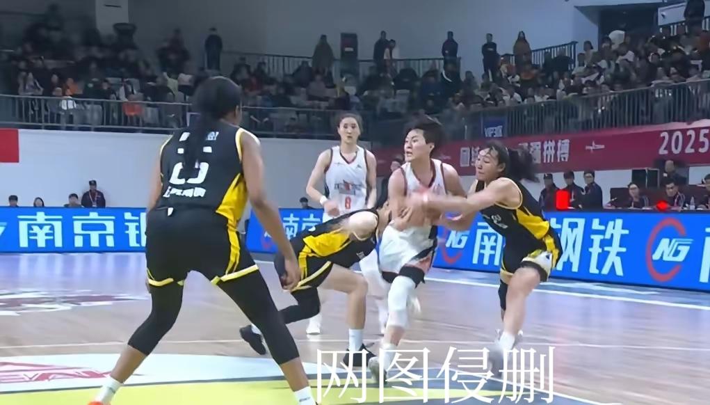 江苏女篮主场苦战依然落败，让人有些遗憾，但并不令人太意外。
新疆女篮武桐桐和王雪