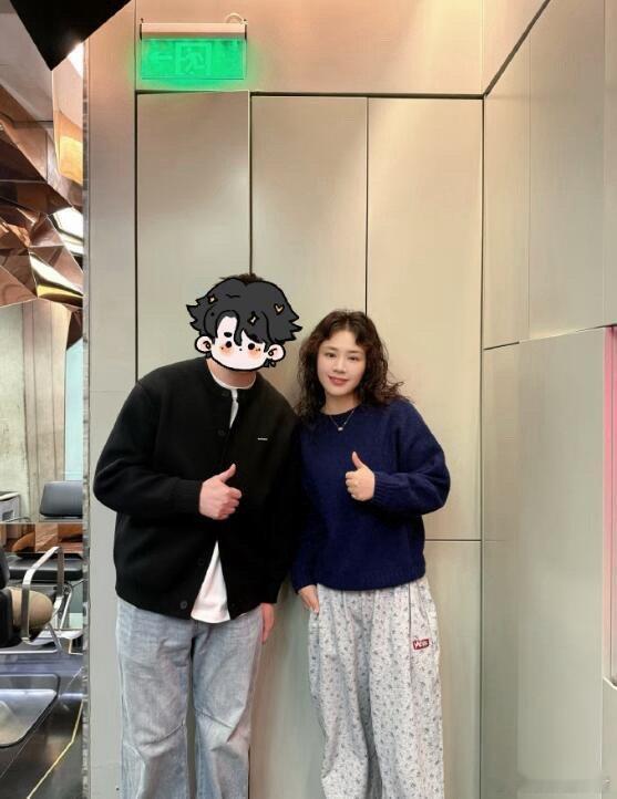 马思纯烫发得出马思纯脾气很好了！有理发师晒了一张给马思纯烫完头发之后的合照，照片