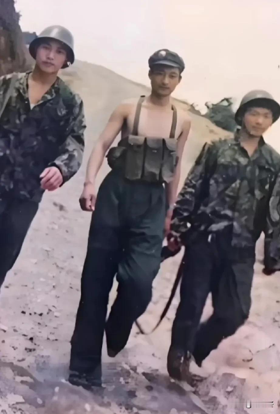 战神归来！
脸庞上依旧神采飞扬，铿锵有力的步伐如同“战神归来”！
这是战地记者在