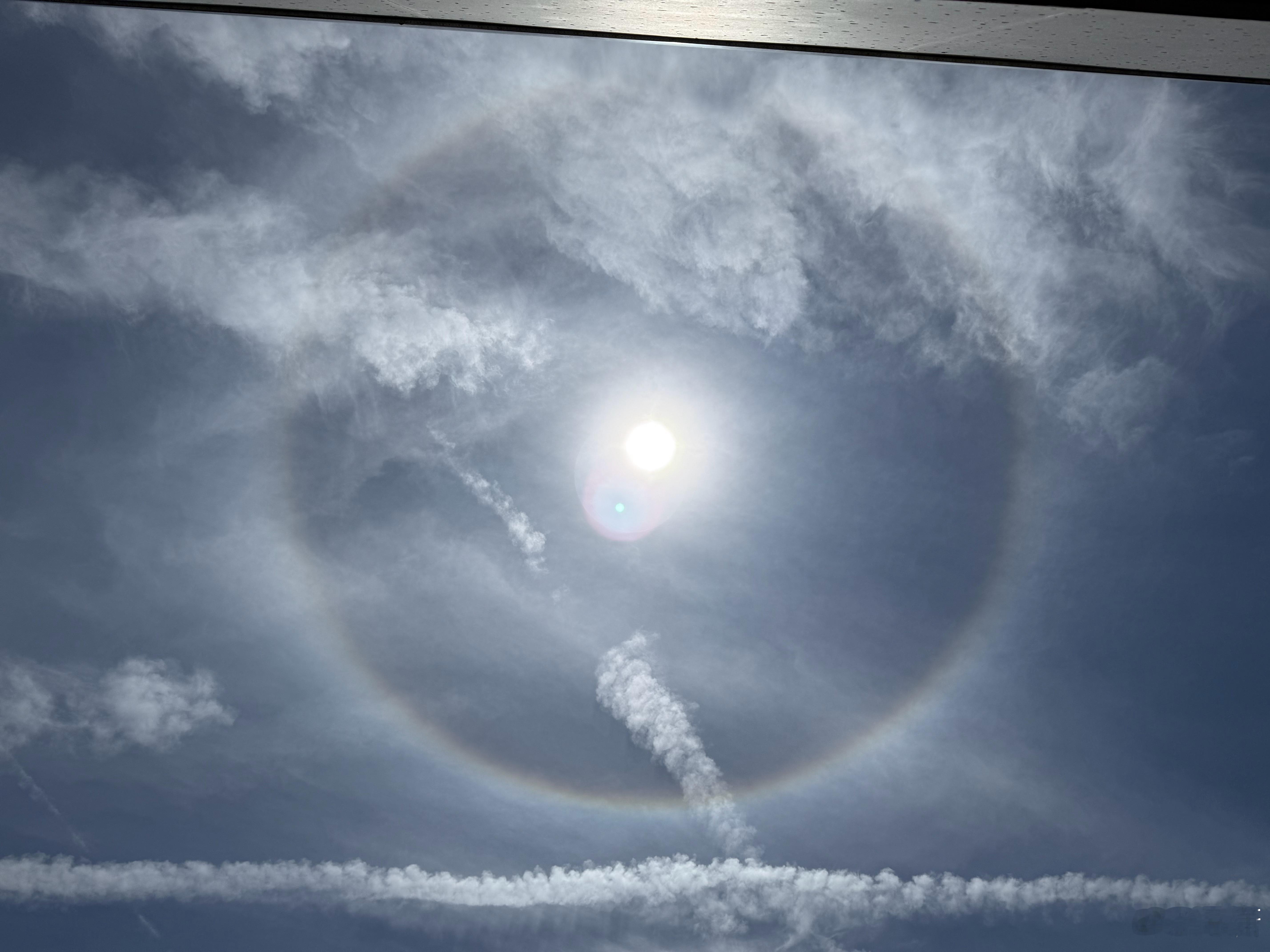 这天都热出奇观了，太阳周围一圈彩虹 ​​​