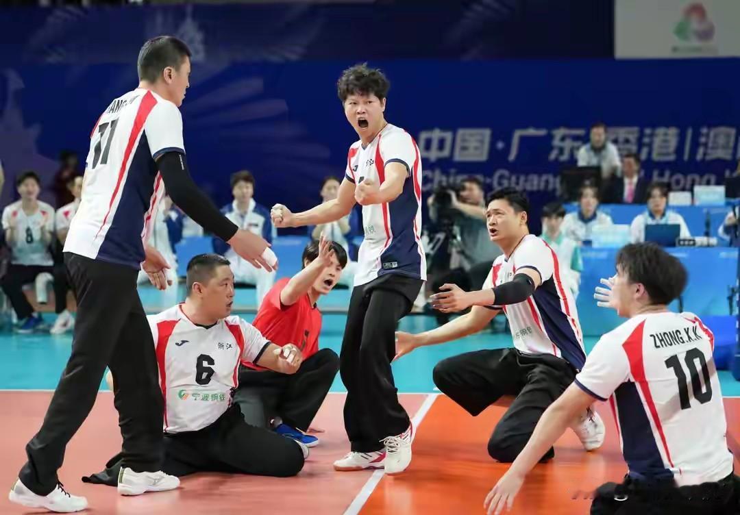 全国第十二届残疾人运动会坐式排球项目压轴进行的男子组决赛，浙江队与云南队打出了一