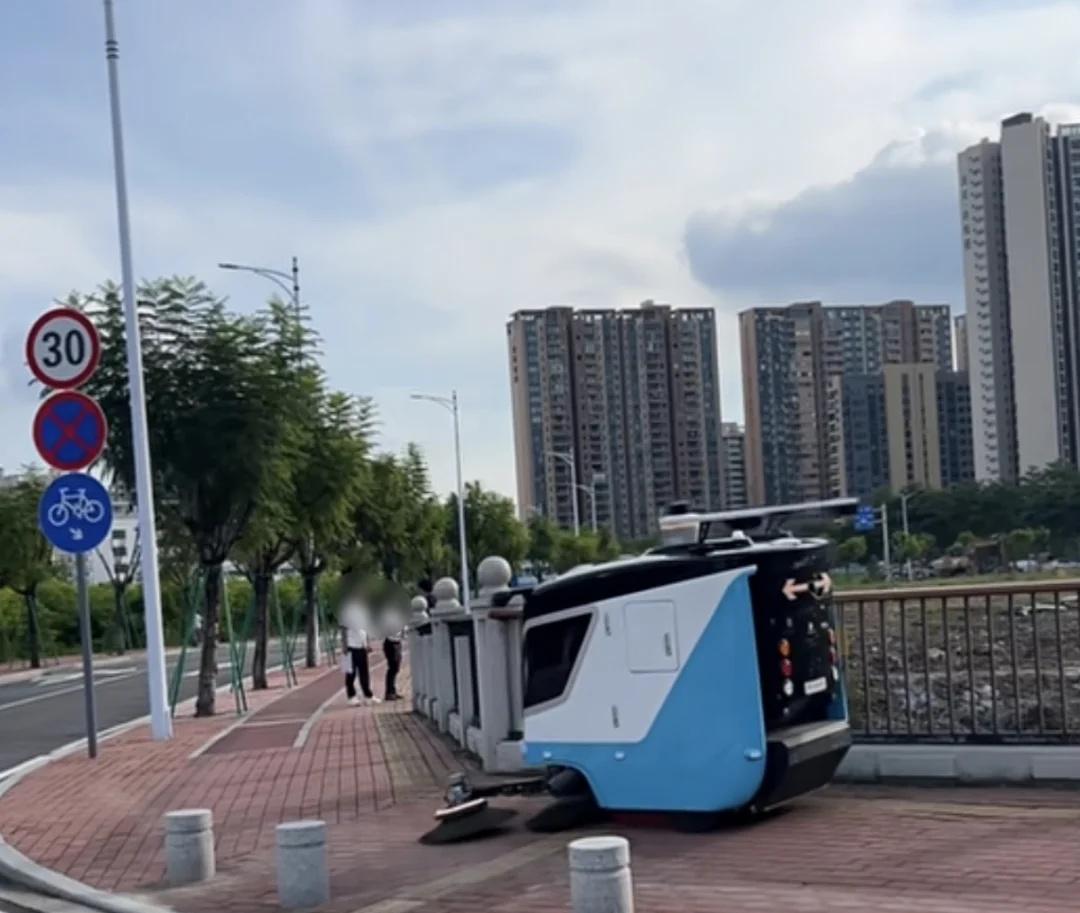 中山也有无人清扫车啦？
目前在石总街头测试中
	
中山 无人车