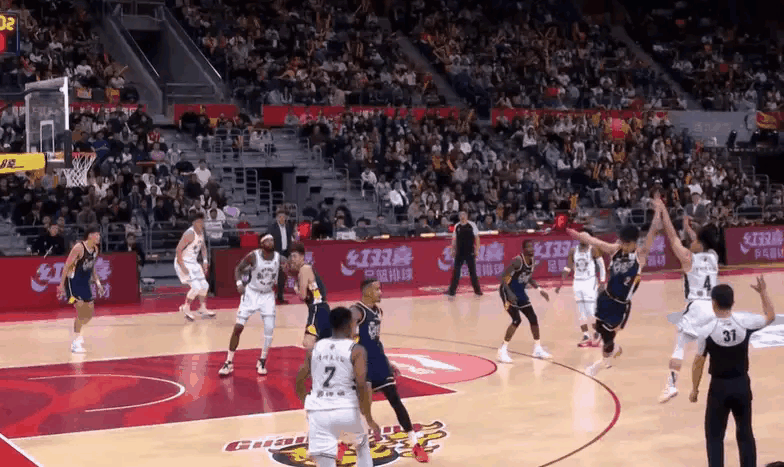 CBA 有球迷认为裁判应该吹罚南京同曦球员犯规，理由是劈叉投篮伤人害已！徐杰受伤