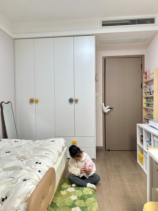 她才幼儿园，就有属于自己的学习区和会客厅