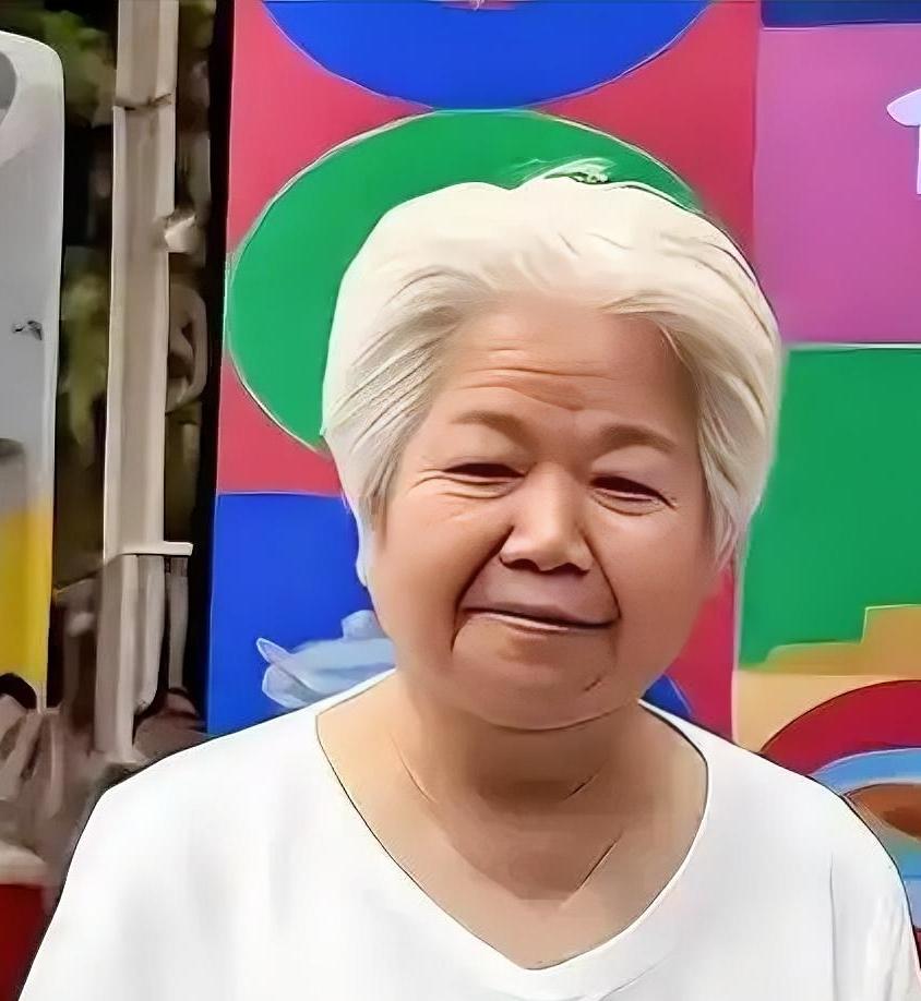 谁能相信，眼前这位满头银发、衣着朴素简约的79岁老人，曾经坐镇央视《新闻联播》长