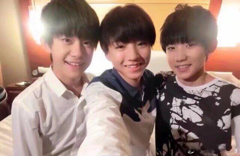 TFBOYS[超话] 谁懂这个自拍角度啊，看一次爱一次TFBOYS｜ ​​​