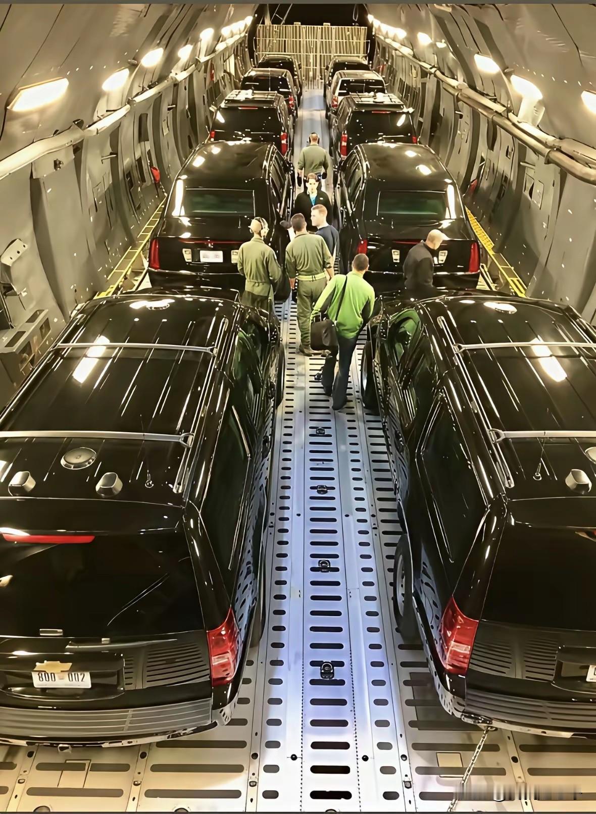 美国果然是架子大，讲排场，这几张照片就是美国代表团提前抵达巴基斯坦的专机
副总统