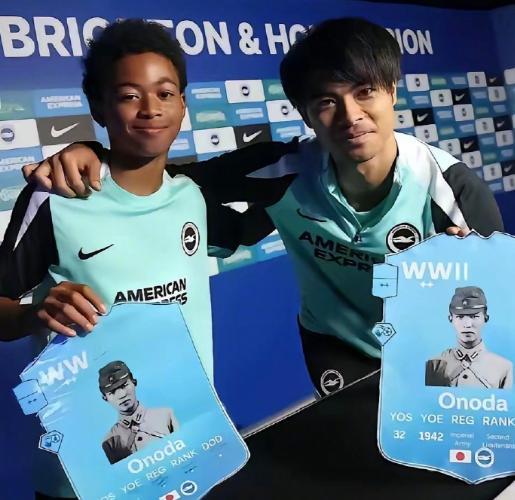 英超日本国脚手持日军军官卡片合影 此前，布莱顿青训学院的官方账号发布了一张极其令